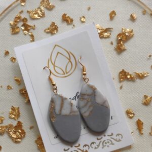 Orecchini in fimo colore grigio