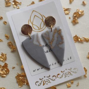 Orecchini in fimo colore grigio