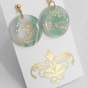 Orecchini rotondi, verdi in fimo con foglia d'oro