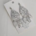 Orecchini pendenti in fimo bianco e grigio