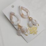 Orecchini pendenti in fimo bianco foglia d'oro