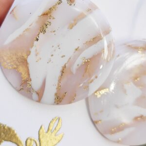 Orecchini rotondi in fimo e foglia d’oro